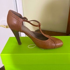 Genuine leather tan high heel. In excellent t condition . Made in Italy